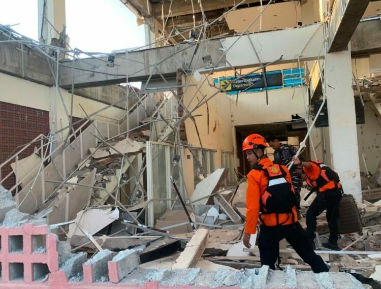 Endonezya'da 7.7 büyüklüğündeki depremde hayatını kaybedenlerin sayısı 100'e yükseldi