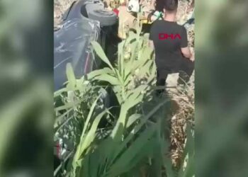 Hatay'da otomobil kanala devrildi; 2 yaralı