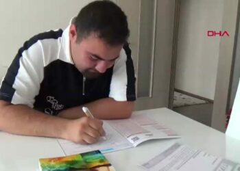 Otizmli Deniz Zekai, evde çalışarak moleküler biyoloji ve genetik bölümünü kazandı