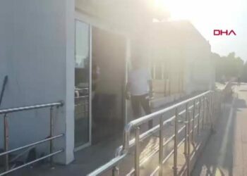 Tartıştıkları ev arkadaşlarını bıçaklayıp öldürdüler, içeride kilitli kalıp yardım isteyince yakalandılar