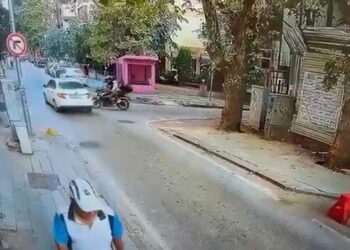 Kadıköy’de motosikletin otomobile çarptığı kaza kamerada
