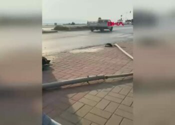 Bisikletliye çarpmamak için manevra yapan araç devrildi: 2 yaralı