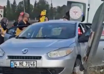 Otomobille çarpışan hafif ticari araç devrildi: 2 yaralı