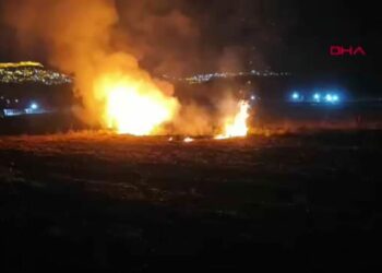 Mardin’de seyir halindeki otomobil alev alev yandı; o anlar kamerada