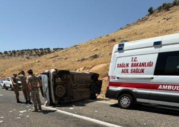 Hafif ticari araç takla attı; 2 çocuktan biri öldü diğeri yaralandı