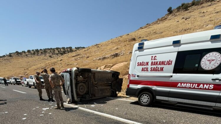 Hafif ticari araç takla attı; 2 çocuktan biri öldü diğeri yaralandı