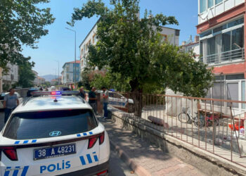 Boşanma aşamasındaki eşini bıçaklayıp, polise teslim oldu