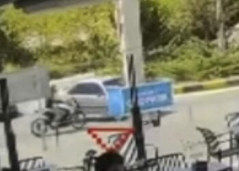 Motosikletin otomobile çarptığı kaza kamerada; 2 yaralı