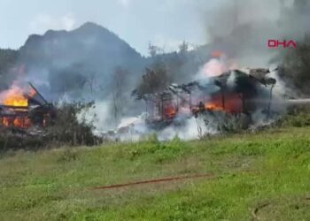 Artvin’de yangın; 2 ev kullanılmaz hale geldi