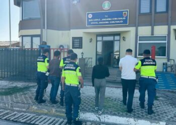 Kendilerini polis olarak tanıtıp dolandırıcılık yapan 3 şüpheli yakalandı