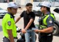 Ehliyetsiz sürücü, motosikletini araçların arasına park edip uygulamadan kaçmak isterken yakalandı