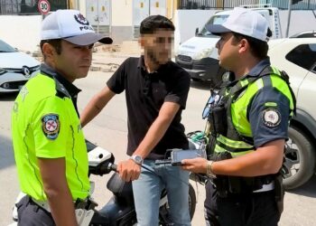Ehliyetsiz sürücü, motosikletini araçların arasına park edip uygulamadan kaçmak isterken yakalandı