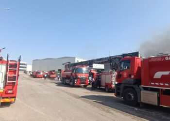 Gaziantep'te elyaf fabrikasında yangın; 2 işçi dumandan etkilendi