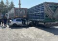 Polisten kaçan sürücünün otomobili, park halindeki 2 TIR'a çarptı; 2 yaralı