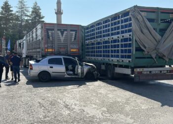 Polisten kaçan sürücünün otomobili, park halindeki 2 TIR'a çarptı; 2 yaralı