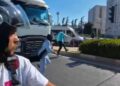 Esenyurt’ta yolun karşısına geçmeye çalışırken TIR'ın altında kalmaktan son anda kurtuldu