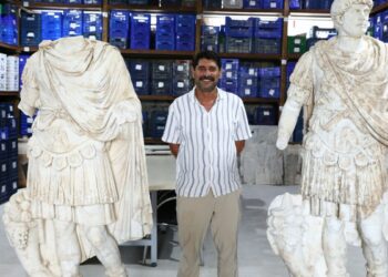 Hadrianus heykeli yeniden ayağa kaldırıldı