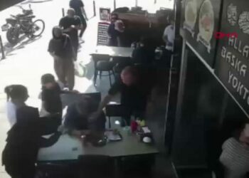 Nefes borusuna yemek kaçan kadını, polis Heimlich manevrasıyla kurtardı