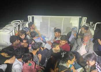 Çanakkale'de 37 kaçak göçmen ile 2 organizatör şüphelisi yakalandı