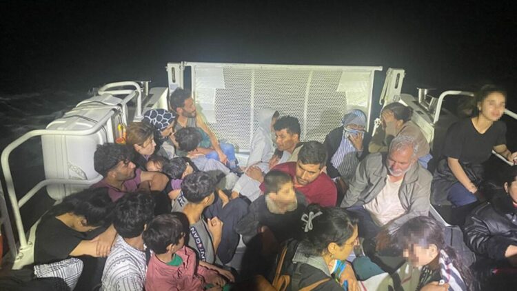 Çanakkale'de 37 kaçak göçmen ile 2 organizatör şüphelisi yakalandı