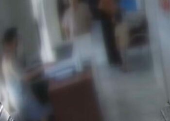 Aile Sağlığı Merkezi'nde fazla beklediğini öne süren kişi, masalara vurup etrafı dağıttı