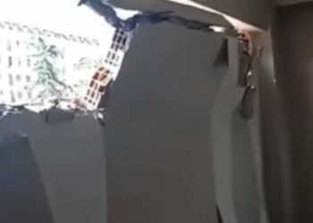 Avcılar’da koltukta uzandığı sırada iş makinesi dairenin duvarını yıktı