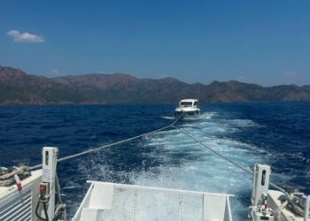 Marmaris'te makine arızası nedeniyle sürüklenen motoryat kurtarıldı