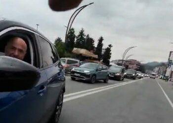 Otomobilden inen 2 kişinin tartıştıkları bisikletliyi darbettiği anlar kamerada