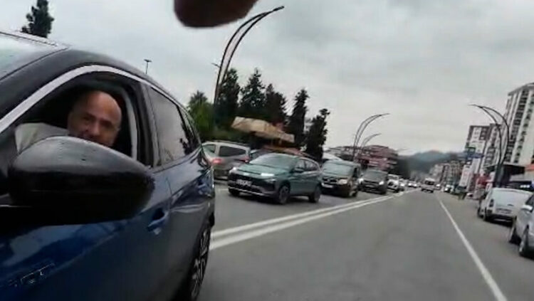 Otomobilden inen 2 kişinin tartıştıkları bisikletliyi darbettiği anlar kamerada