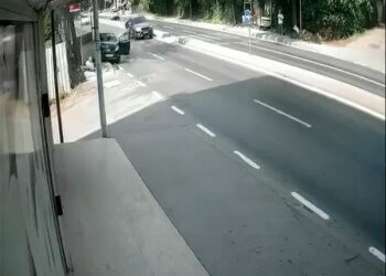 Pendik'te yayayı fark edip manevra yaptı; vurduğu çöp konteyneri dede ve torununa çarptı