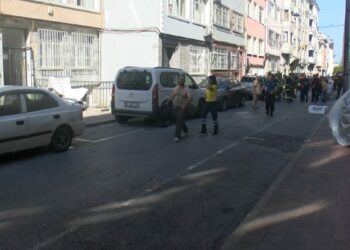 Fatih'te yıkımı yapılan bina çöktü; 2 işçi yaralandı -1