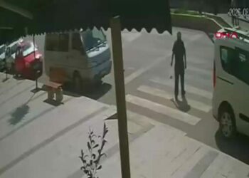 Yaya geçidinde otomobilin çarptığı kişi yaralandı; kaza kamerada