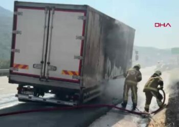 Seyir halindeyken kamyonda çıkan yangını itfaiye söndürdü