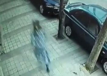 Sultangazi’de kadın kıyafetleri giyip hırsızlık için eve girdi; fark edilince mahalleli kovaladı