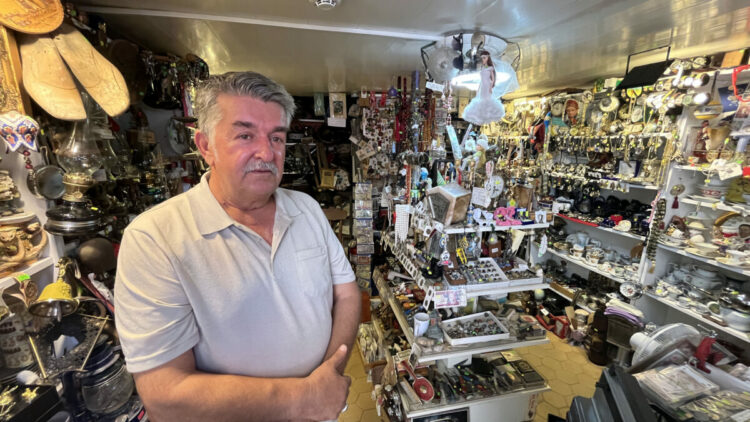 49 yılda biriktirdiği 4 bin parça koleksiyonunu, 15 metrekare dükkanda sergiliyor