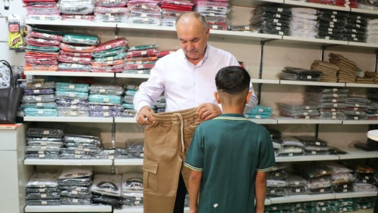 Muhtar, hayırseverlerle ihtiyaç sahibi çocuklar arasında köprü oldu