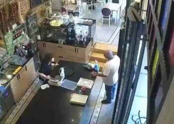 Beyoğlu’nda iş yerinden cep telefonu çalan şüpheli yakalandı