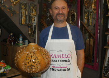 Çocuk doktoru, mesai sonrası her gün 50 kilometre yol katedip su kabağı işliyor
