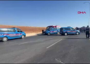 Hafif ticari araç ile otomobil, kafa kafaya çarpıştı; 2 ölü, 4 yaralı
