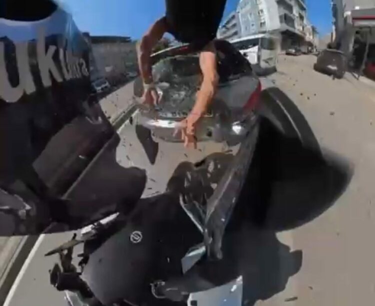Otomobile çarpan motosikletin sürücüsü, metrelerce savruldu; kaza kask kamerasında