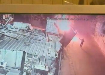 Avcılar’da oto galerideki araçları ateşe verip iş yeri sahibinden 10 milyon lira haraç istediler