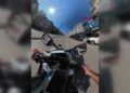 Otomobile çarpan motosikletin sürücüsü, metrelerce savruldu; kaza kask kamerasında