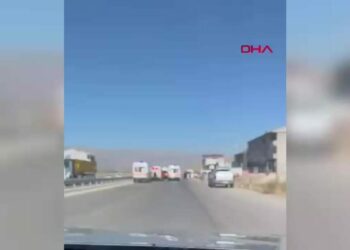 Yüksekova’da minibüsle kamyonet çarpıştı: 10 yaralı