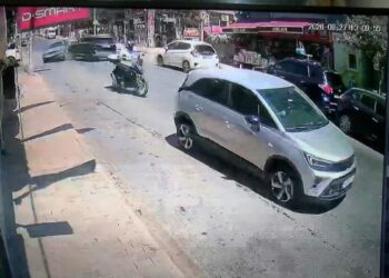 Ümraniye'de cipin çarptığı otomobil sürücüsü yaralandı; çocuğunu motokurye bir an olsun bırakmadı