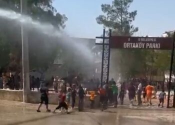 Muhtar, sıcaktan bunalan çocukları tankerden püskürttüğü suyla serinletti