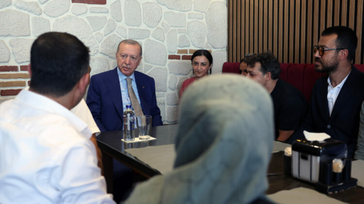 Cumhurbaşkanı Erdoğan, Üsküdar'da esnafı ziyaret etti