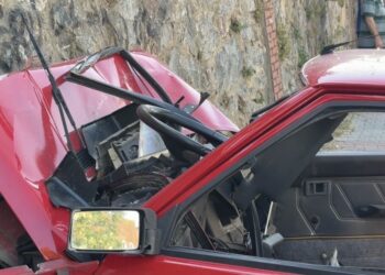Ataşehir’de otomobil istinat duvarına çarptı; 3 yaralı
