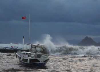 Bodrum’da feribot seferlerine fırtına engeli