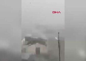 Çıldır’da şiddetli dolu ve fırtına: 20’den fazla evin çatısı uçtu