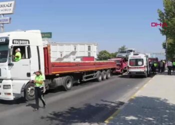 Denizli'de çekici ile kamyonet çarpıştı; 2 yaralı